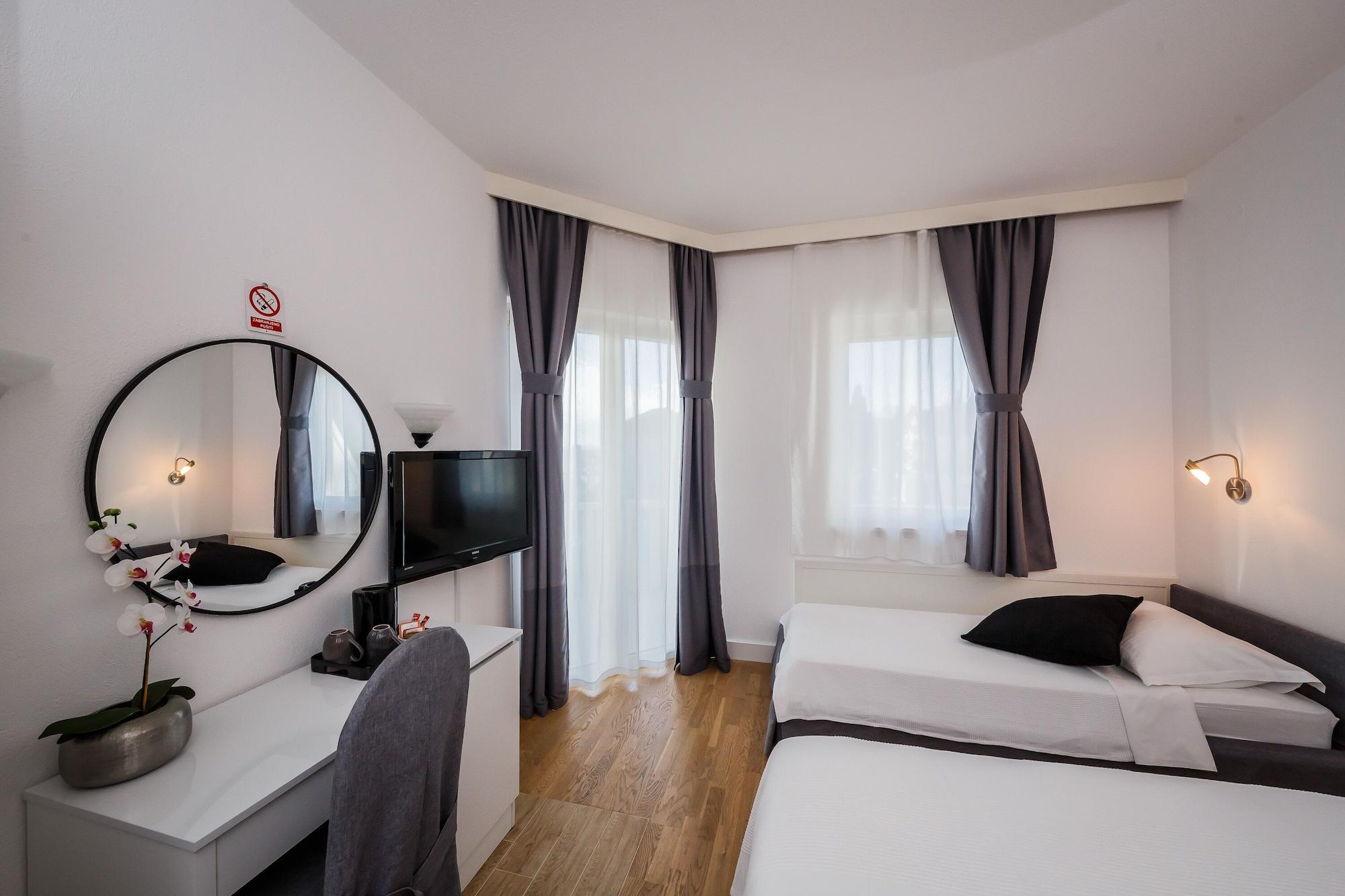 Hotel Villa Zarko Kaštel Stari Kültér fotó
