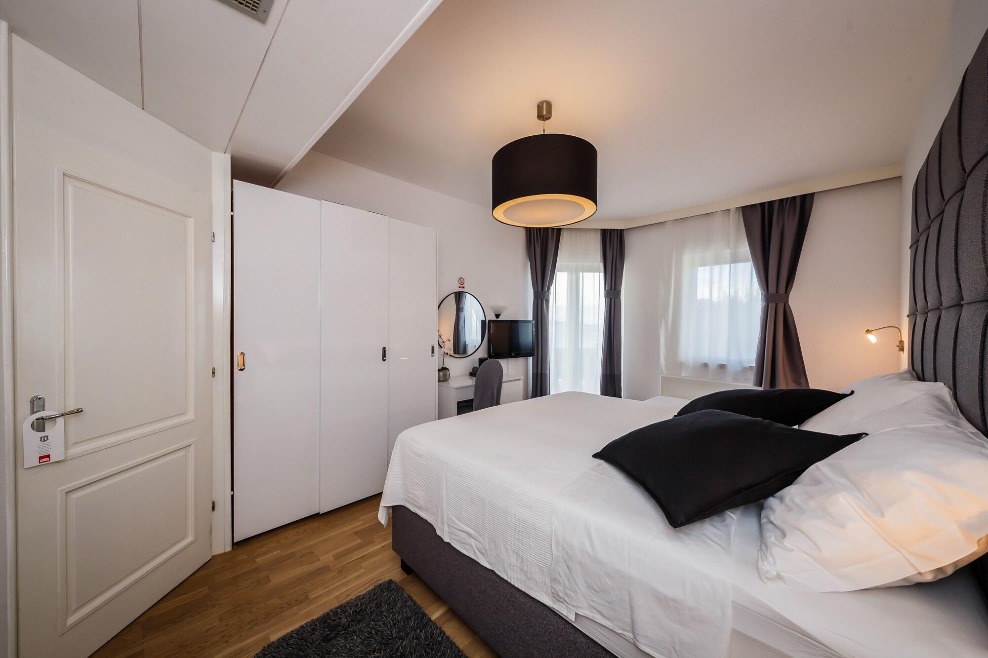 Hotel Villa Zarko Kaštel Stari Kültér fotó