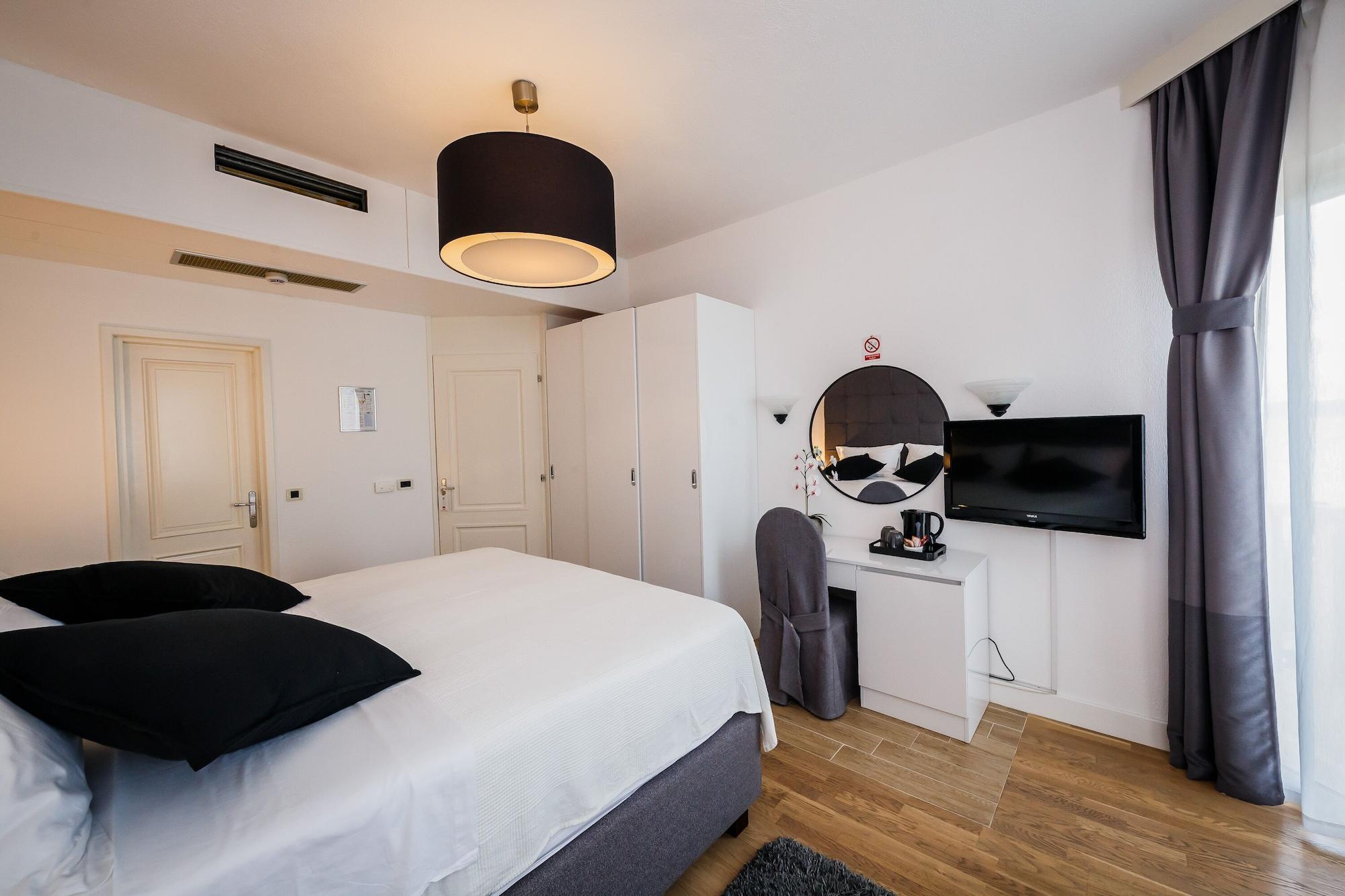 Hotel Villa Zarko Kaštel Stari Kültér fotó